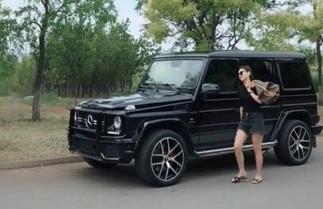 偶遇奔驰大g车主,女车主长腿吸睛!网友:豪车 美女人生
