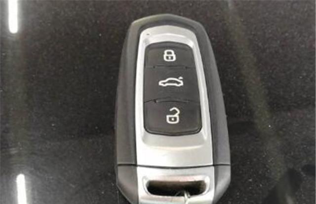 甘肃街头偶遇一辆15万吉利，看到车牌那一刻，忍不住拍照了！