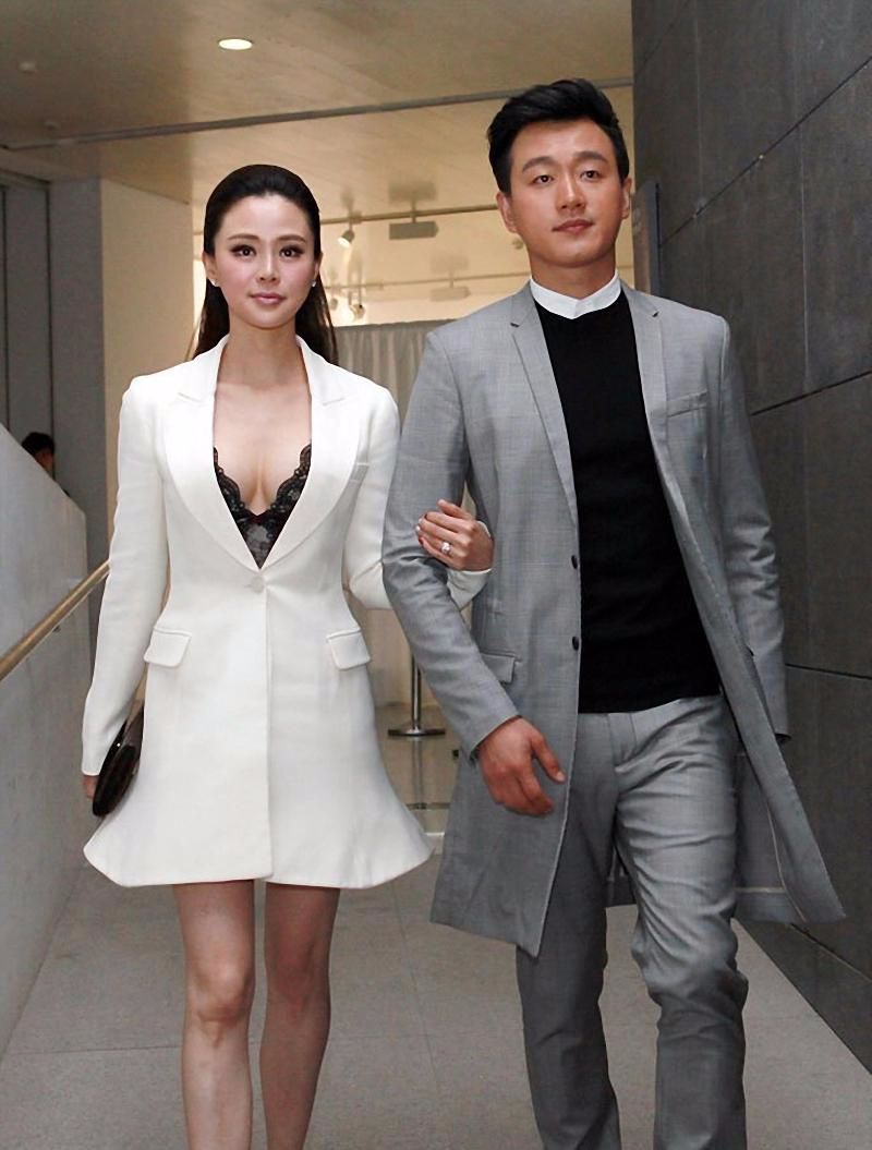 佟大为关悦一家五口全家福首曝光,网友:看到一大推帅哥和美女!