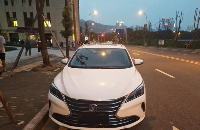 偶遇最美国产两厢小钢炮，外观高尔夫漂亮，七万起还买啥POLO