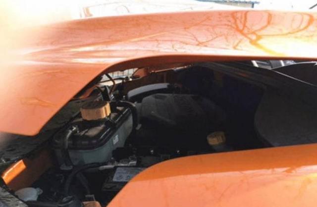 国产车撞上电线杆，司机下车后 仔细一看，气的要去 砸4S店