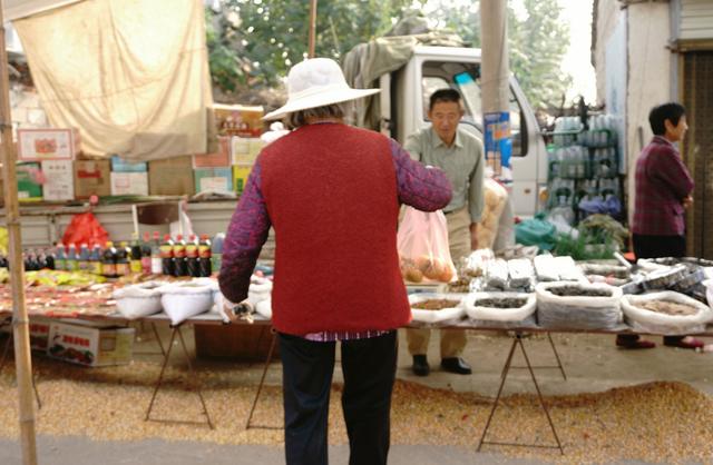 集市上老人水果卖的这么便宜,为什么不敢先说
