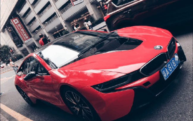 街头偶遇宝马i8超跑, 为何车顶还要放瓶饮料?