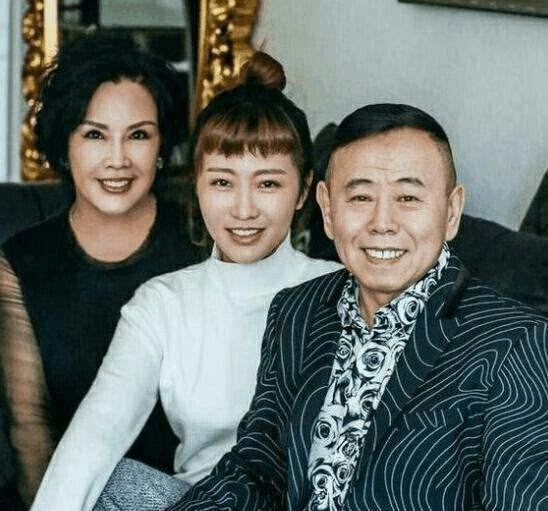 看了潘长江35岁女儿照片,终于明白为啥十亿富豪砸千万狂追她了