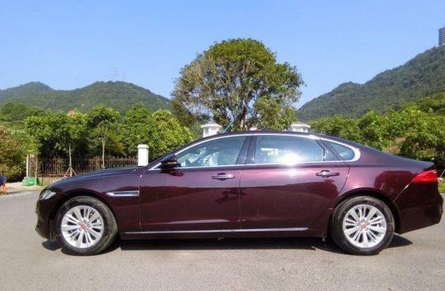 实拍2017款捷豹XFL, 后座豪华堪比头等舱, 换A6你换吗?