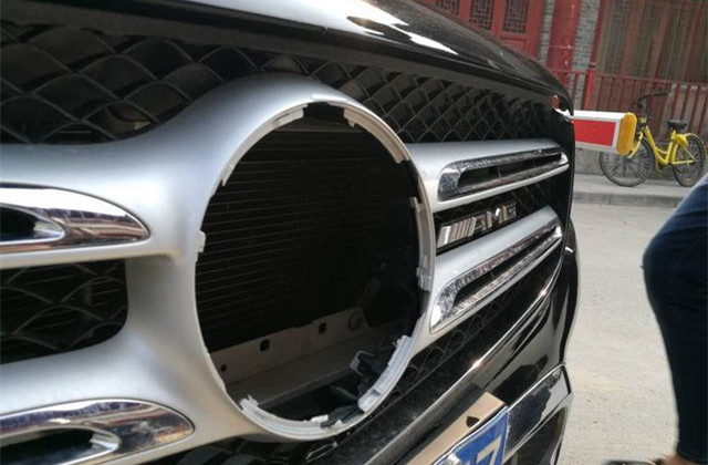 吃完饭奔驰车主发现车标消失!疑似抖音用户将