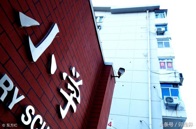 不信但看筵中酒,杯杯先敬有钱人。