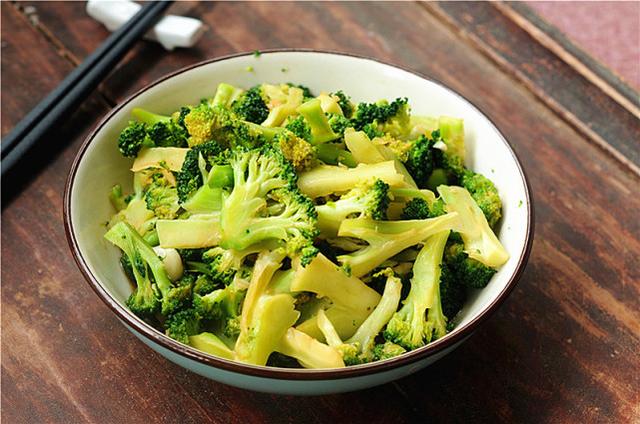 食材 主料 西兰花750克 蒜末15克 辅料 油适量 盐适量 鸡粉3克 过程