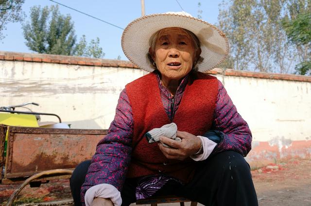 集市上老人水果卖的这么便宜,为什么不敢先说