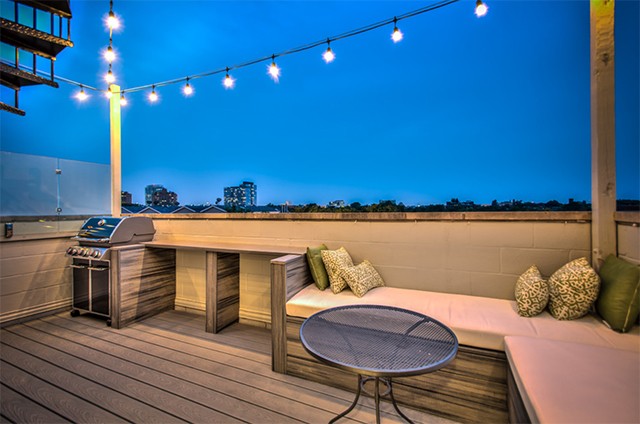 OMG，居然还有带小型足球场的天台花园，这样的庭院设计太棒了