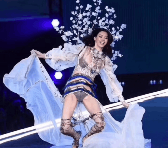 一摔红了全世界, 娱乐圈力挺超模界无声, 现在豪车出行!