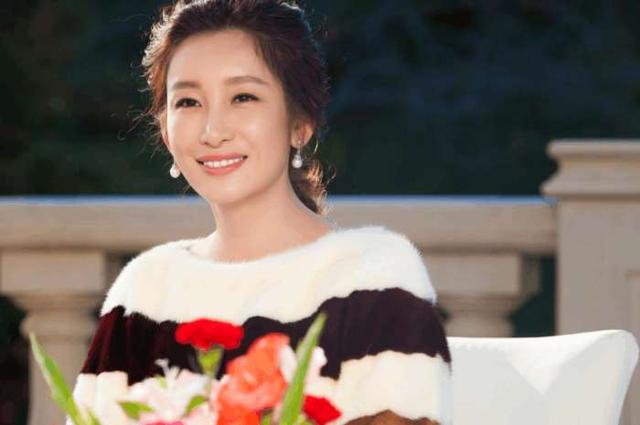 秦海璐蹲在街边吃果冻,评论炸锅:震惊,某著名女