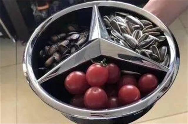 浙江一男子花30万买奔驰，直接扣车标，用来盛水果，还用来吃饭！