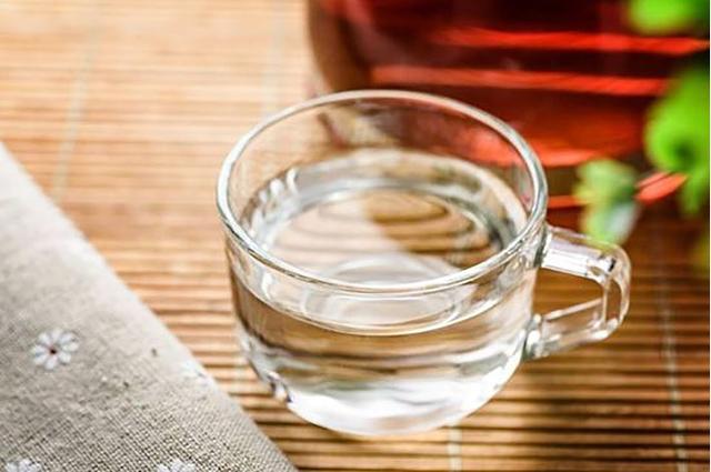 可以喝一些菊花茶,金银花茶等,加少许冰糖趁热喝很适宜,比白开水更让