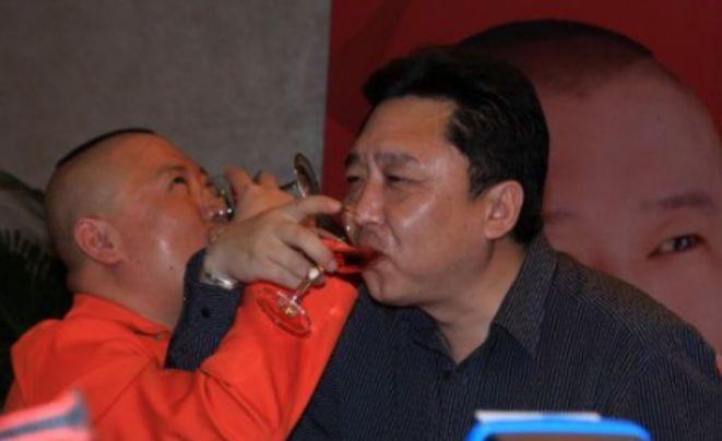 于谦抽烟喝酒烫头,父亲"王老爷子",老人家1句话招呼郭德纲