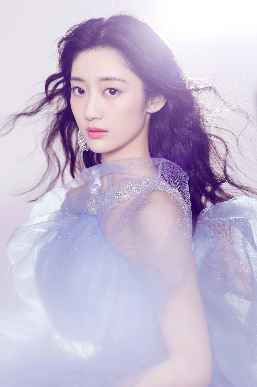 华谊小花戚砚笛写真曝光 高颜美貌备受瞩目