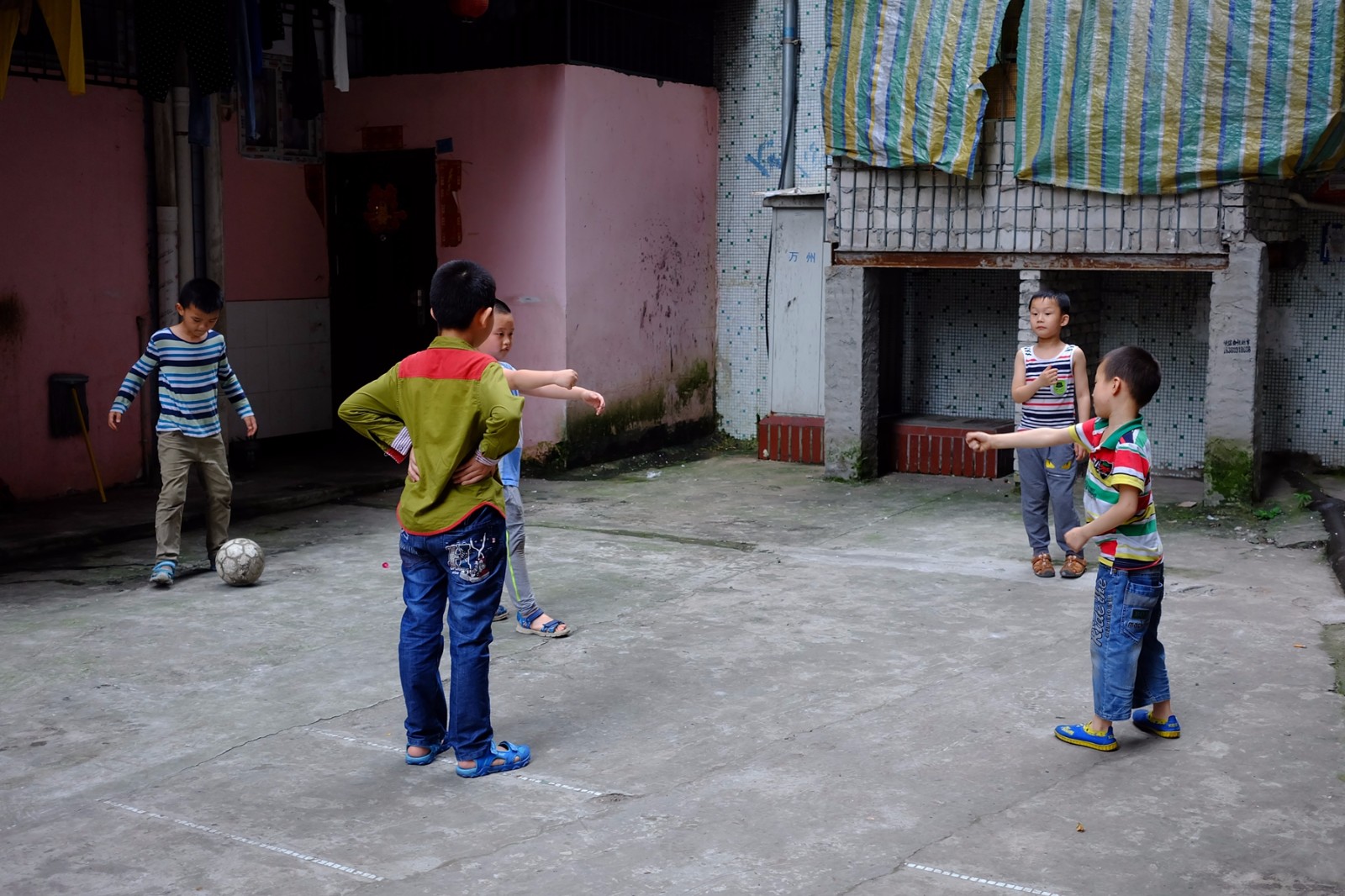 孩子们在这样的地方踢足球,场地真的太简陋了