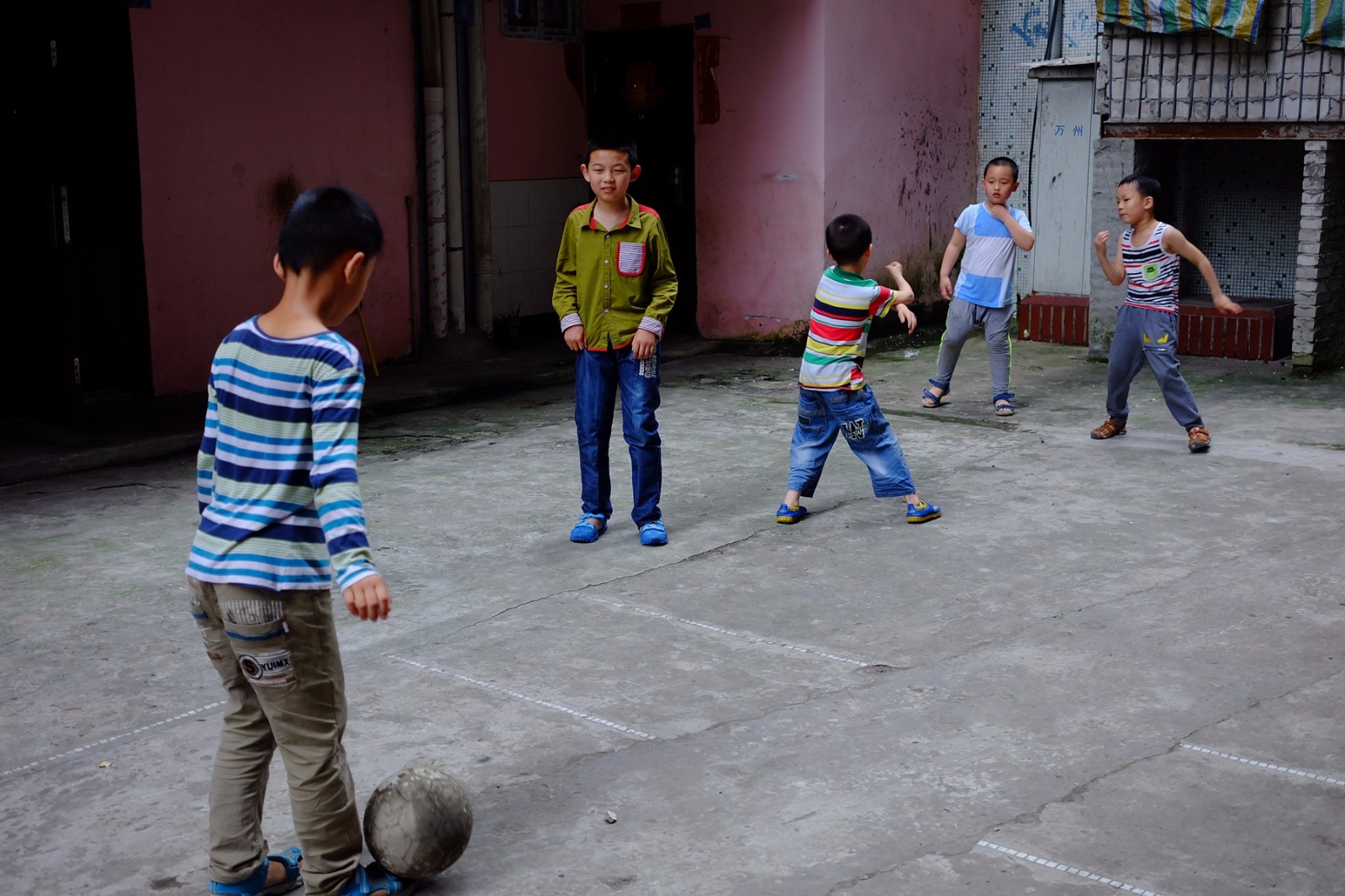 孩子们在这样的地方踢足球,场地真的太简陋了