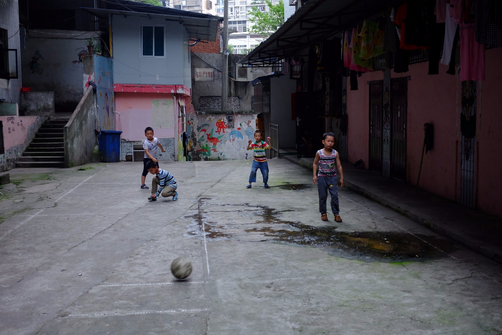 孩子们在这样的地方踢足球,场地真的太简陋了