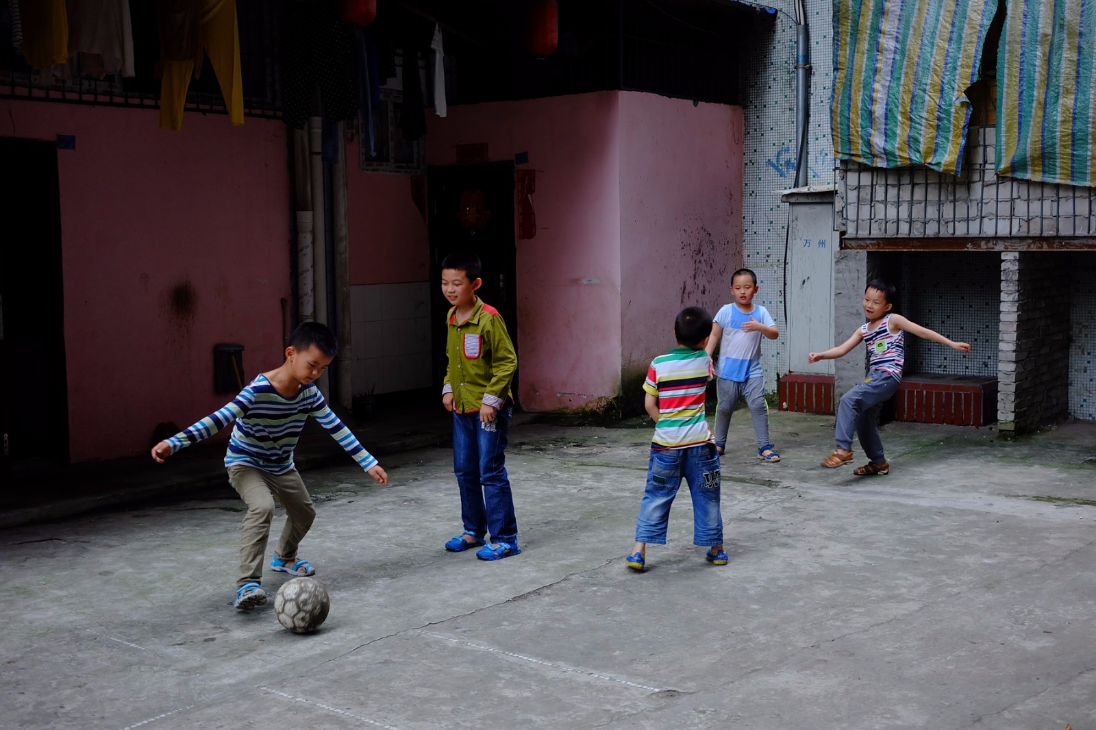 孩子们在这样的地方踢足球,场地真的太简陋了