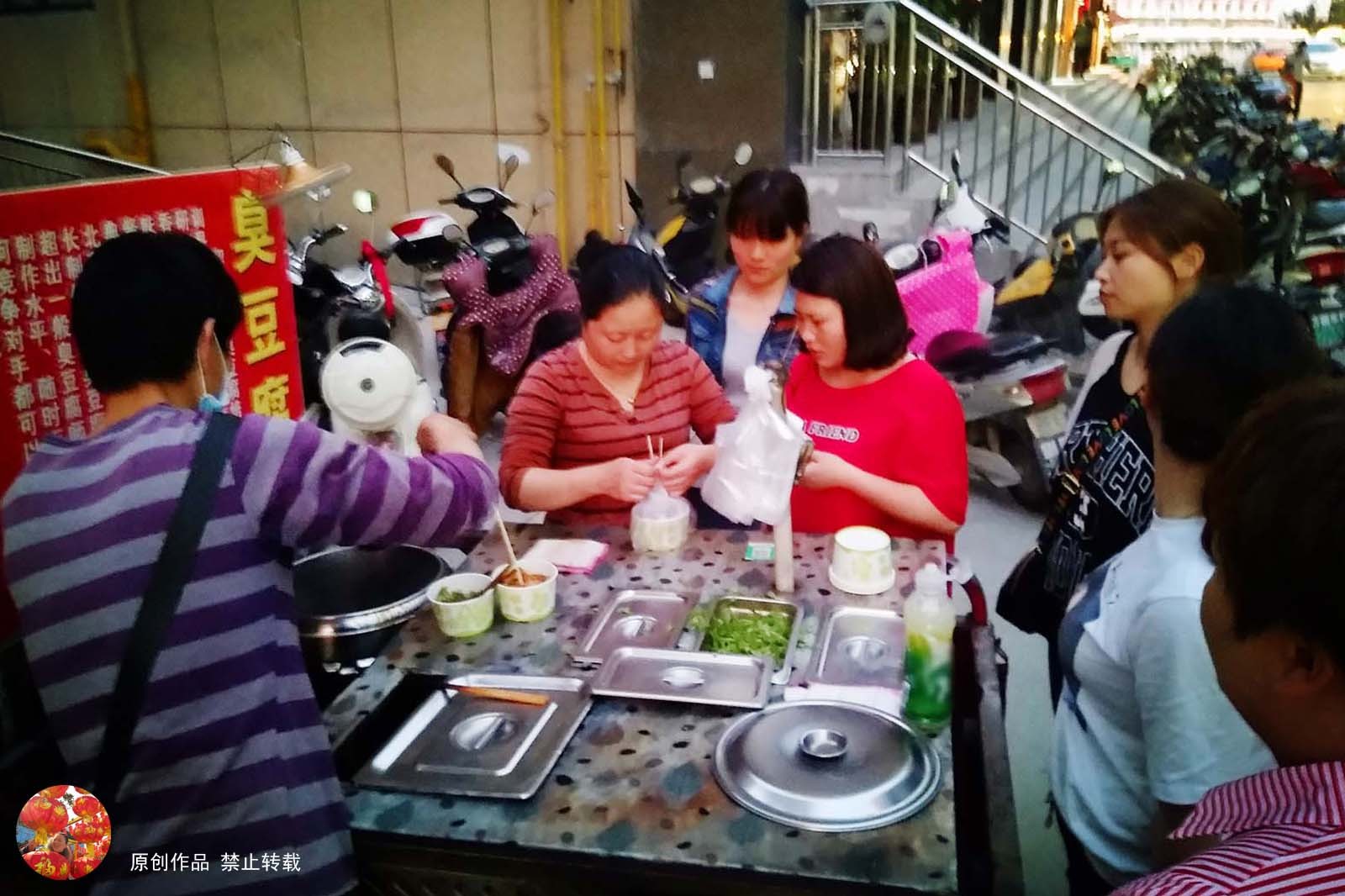 小伙街头卖臭豆腐 一份6元 一天卖300份 顾客追