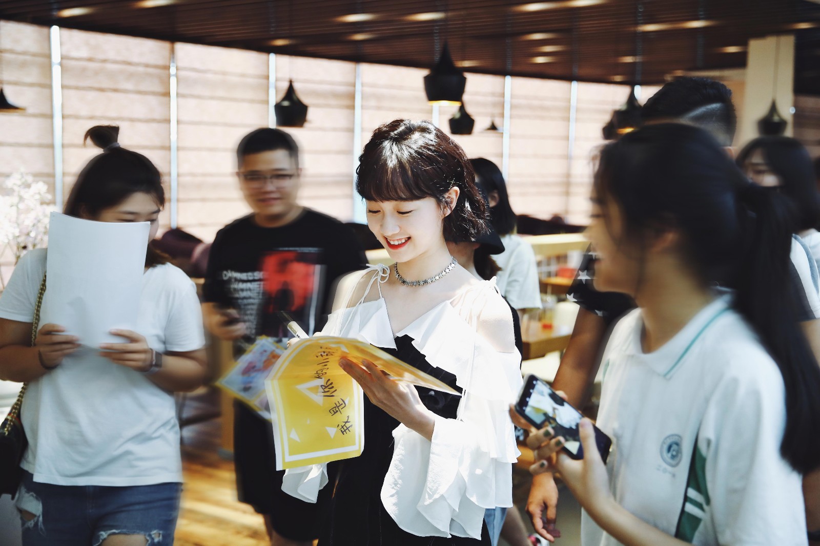 元气少女李子璇化身星推官 线下探店"萌"动全场