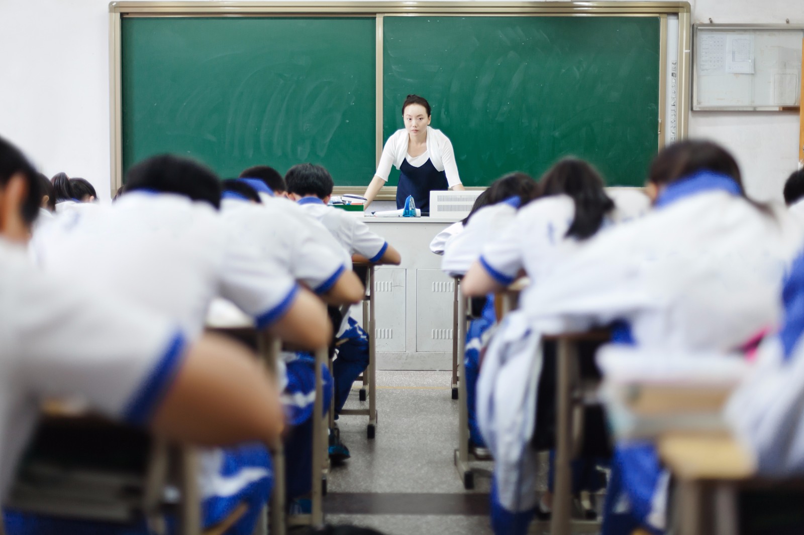 那里有全封闭式军事化学校