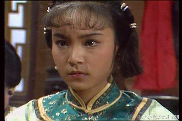 35年前的刘雪华在剧中的剧照非常的俏皮可爱,当然也是相当符合少女