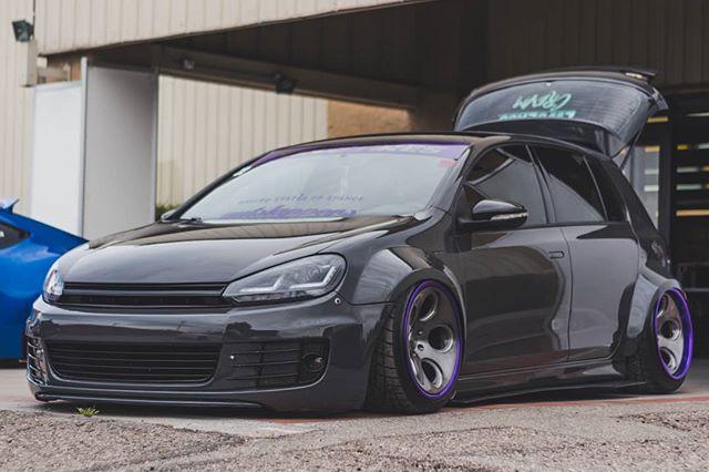 改装店的伙食不错，把这辆换了7代车灯的高尔夫GTi养得这么肥！