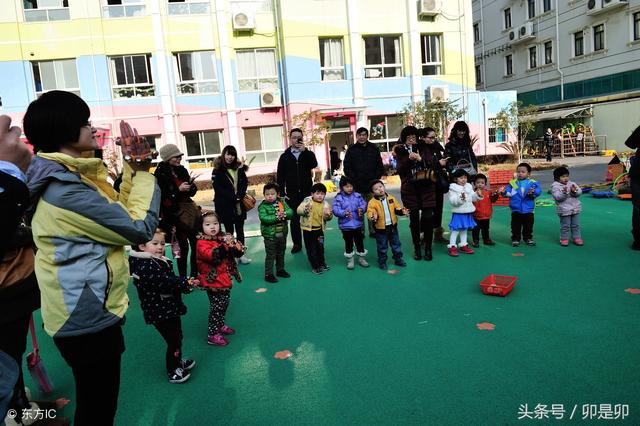 不信但看筵中酒,杯杯先敬有钱人。