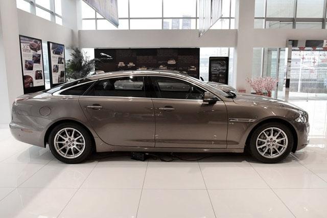 又一豪车“降价成灾”，新车一降就是30万起，奔驰宝马看了很尴尬