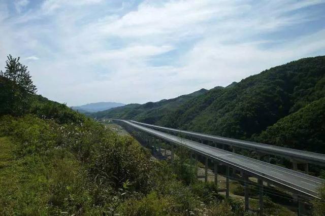 中国最美公路丹通高速,穿越辽东山区最美景观,沿途一路好风光!