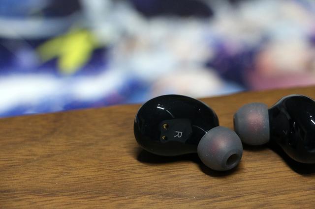 双蓝牙耳机,支持IPX5级防水,自带充电仓,续航好