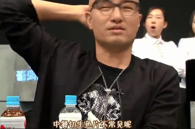 中国厨师参加韩国美食节目,被说菜刀切不出生