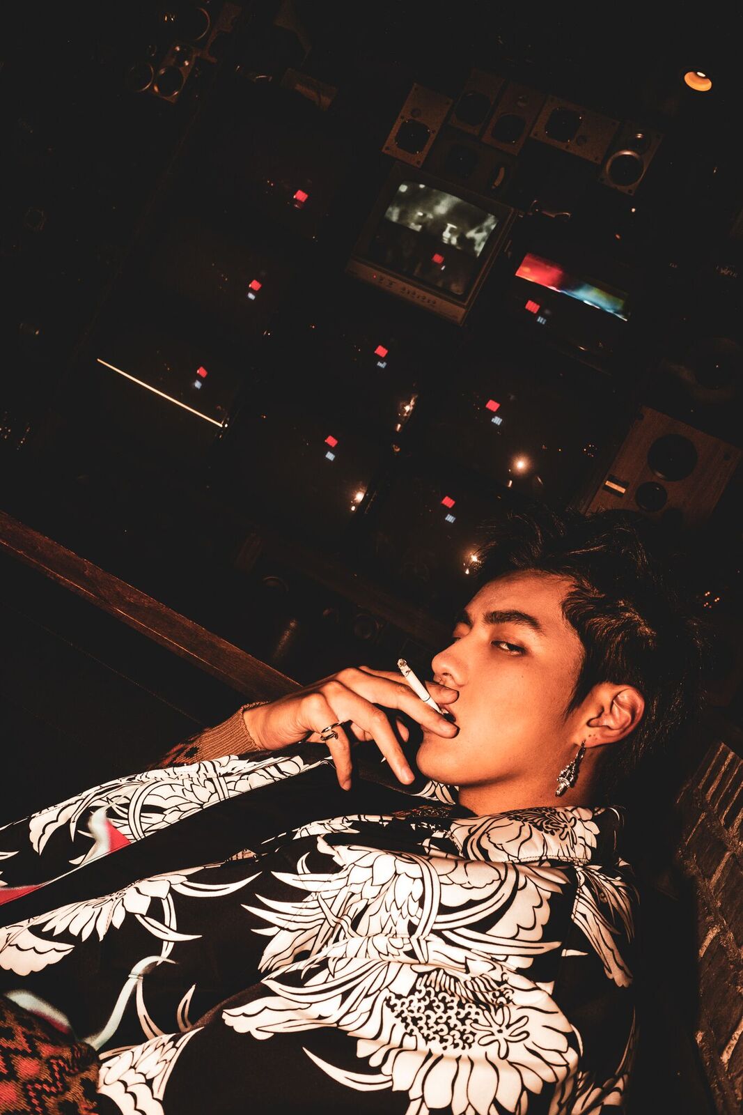 吴亦凡登美国《Flaunt Magazine》20周年刊，复古的风格非常吸睛