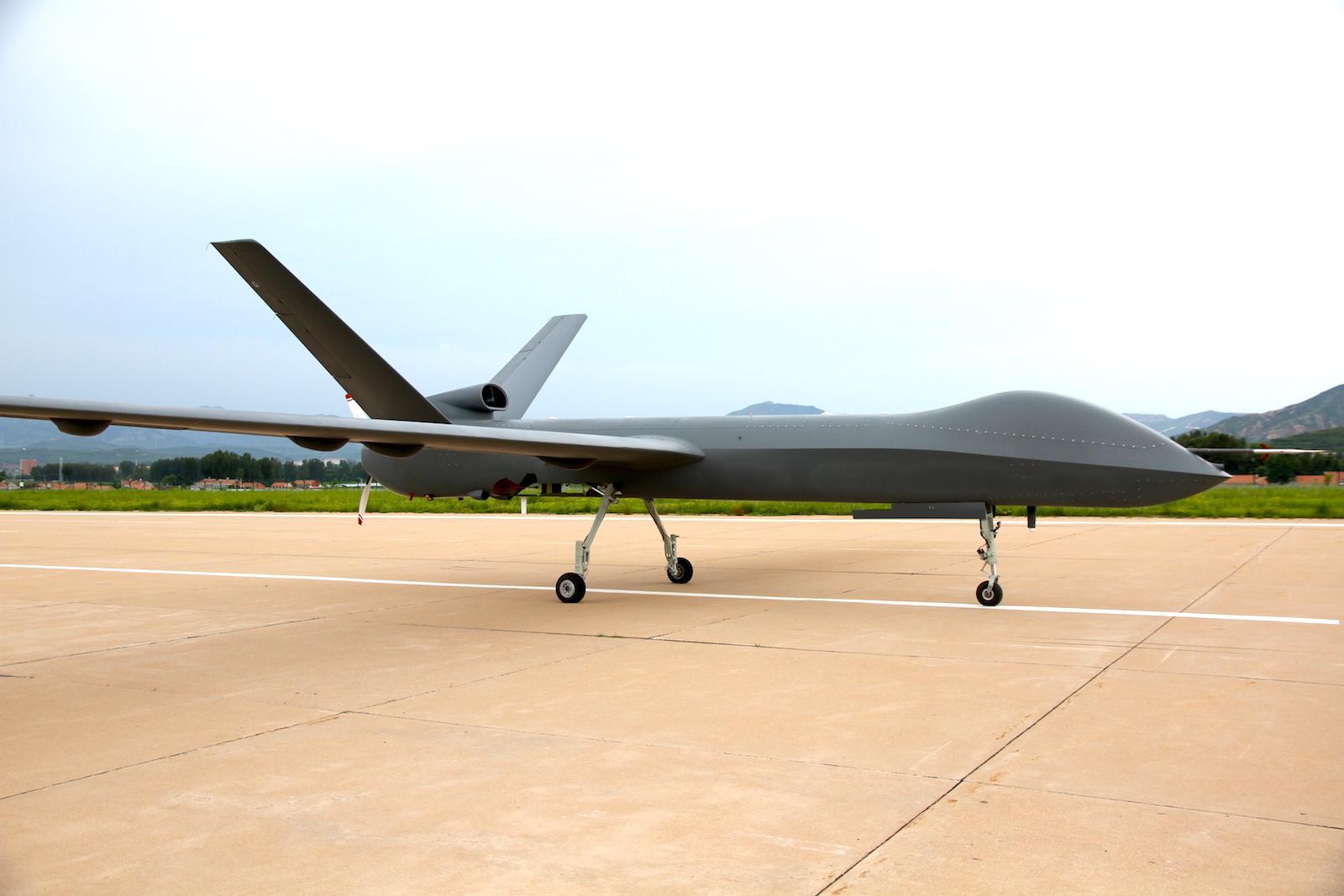 中国彩虹放出大招:四代无人机首飞成功，美国瞬间不淡定了