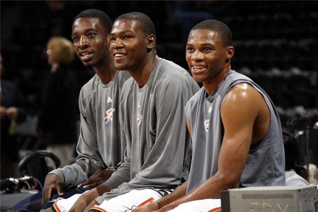 格林对杜兰特的防守相当成功,他算是挺身而出