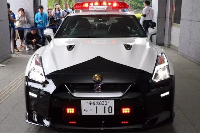世界上最土豪的警车队是迪拜?日本:我有东瀛战神GTR!