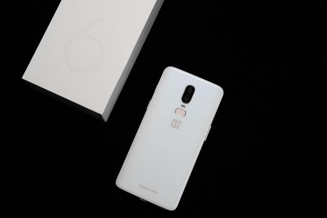 洁白无暇!坚果R1领衔,当下热门白色手机都在这