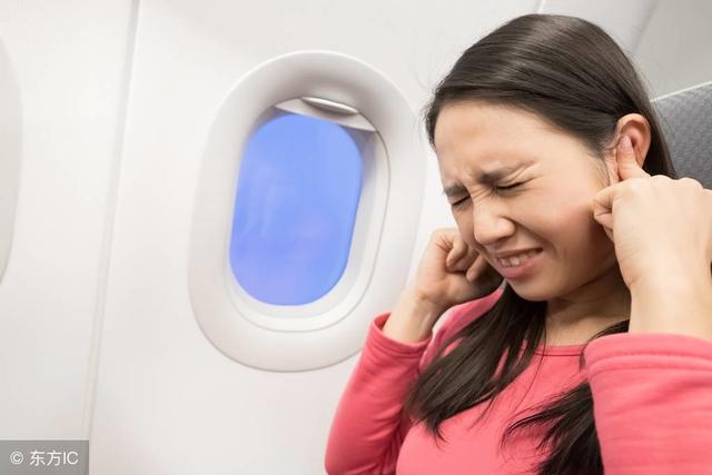 坐飞机的时候感觉耳朵特别不舒服,有什么办法