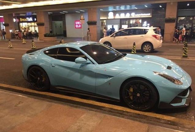 法拉利车尾贴了三个字, 路人看后感叹: 还是有钱好啊