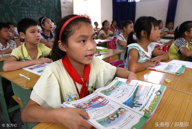 不信但看筵中酒,杯杯先敬有钱人。