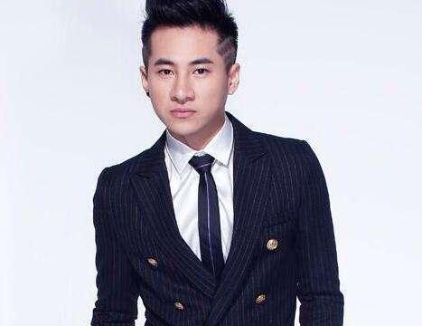 曾红过鹿晗，却自傲不改名，今落魄成服务员，依旧开豪车玛莎蒂拉