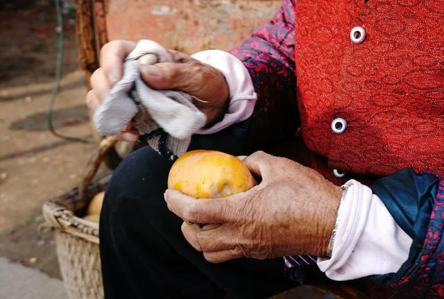 集市上老人水果卖的这么便宜,为什么不敢先说