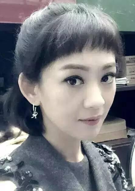 童星出身参演过《大宅门》，长大后改做主持人，与丈夫恩爱至今