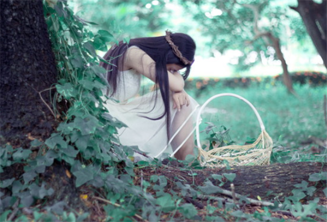 逛街高跟鞋鞋跟掉了,男友背我两小时回家后,我