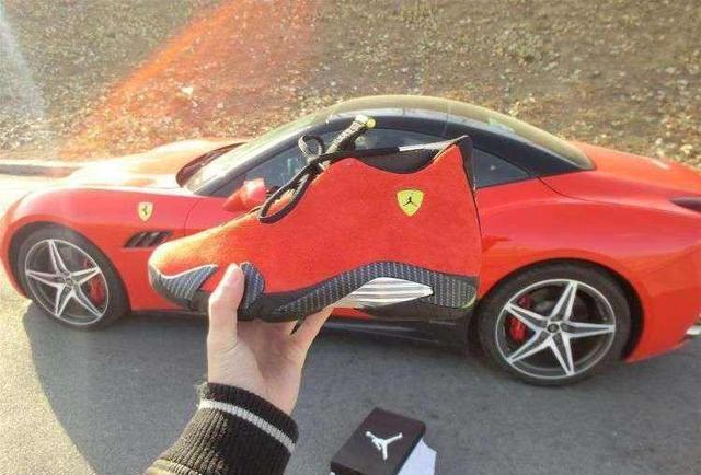 有钱任性可以到什么程度? 土豪因为一片花瓣, 定制一台劳斯莱斯!