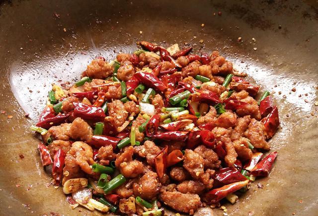 无鸡不欢的吃货们, 这样炒的香辣鸡丁肉质鲜嫩, 香辣可口盖饭必备