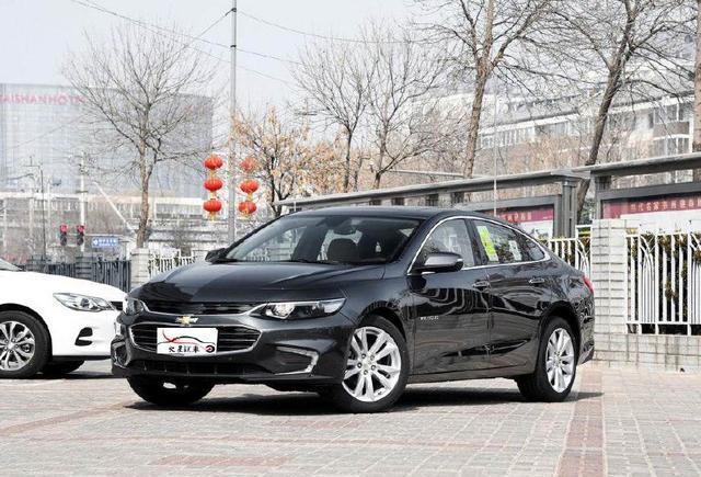 这款美系中型车配置再次升级，配倒车辅助联动翻转，价格也有优惠