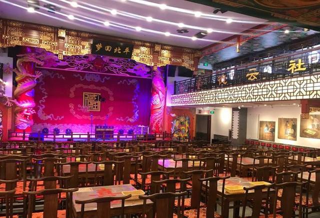 新街口德云社正式开业, 44岁郭德纲亲自揭匾, 一出场引起关注!